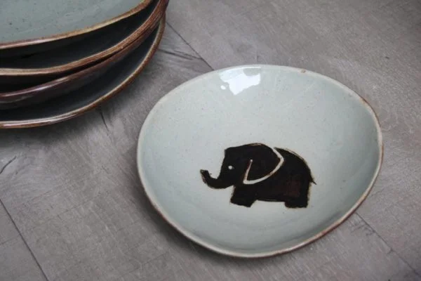 Platos artesanales de gres con motivo de elefante pintado a mano