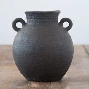 Jarrón artesanal decorativo negro con dos asas