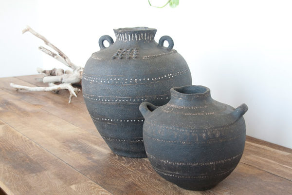 Jarrones de barro negro, artesanales y decorativos