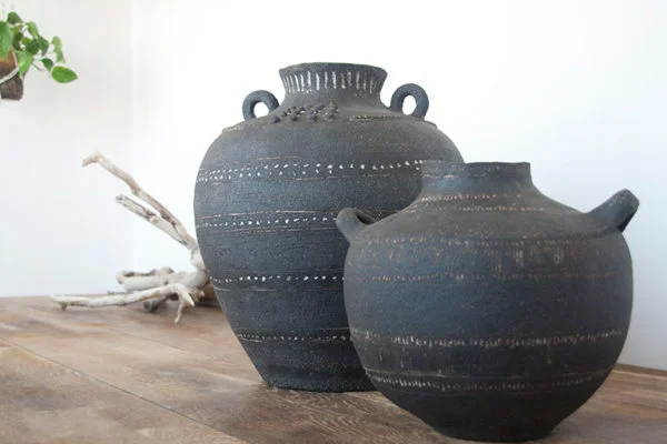 Jarrones de barro negro, artesanales y decorativos