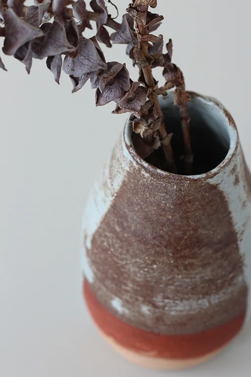 Detalle de botella de terracota