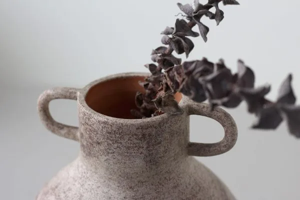 Jarrón de terracota con esmalte textura pétrea color café claro y manchas marrón púrpura