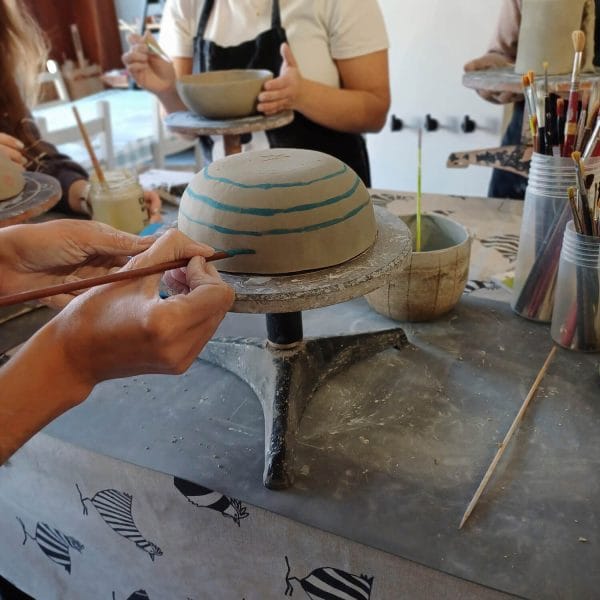 Decorando con engobes las piezas realizadas en el taller de cerámica