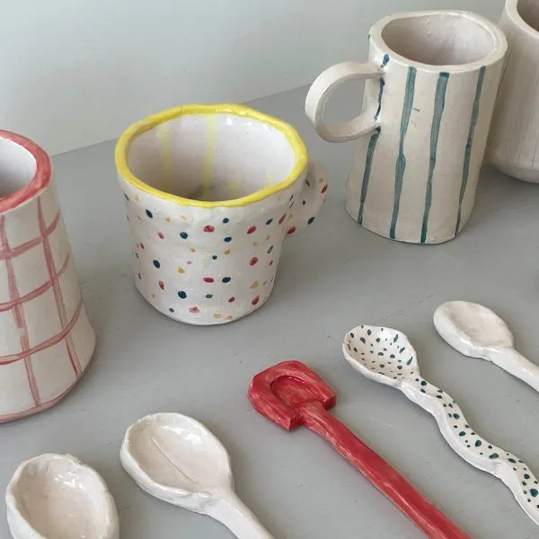 Tazas y cucharitas de cerámica decoradas con engobes